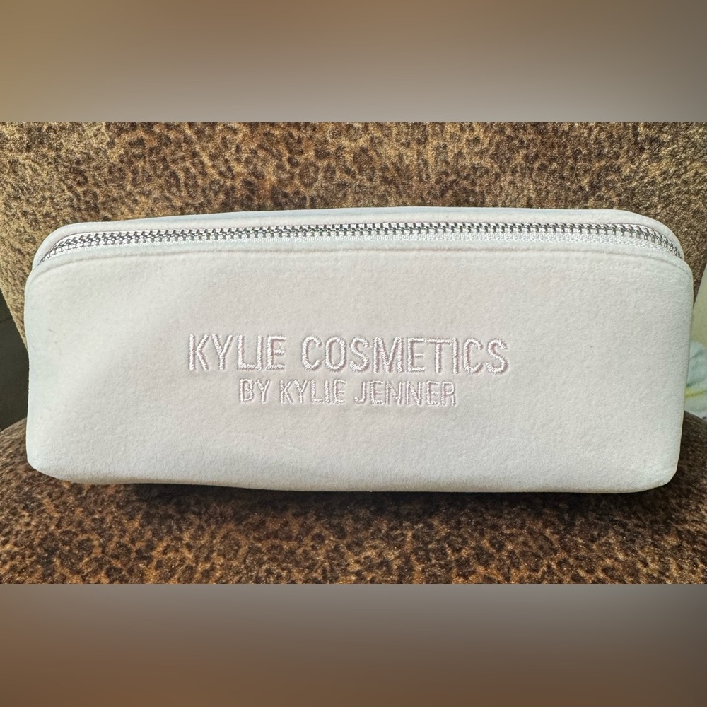 Kylie Cosmetics Soft Pink Makeup Bag w/facial mirror
